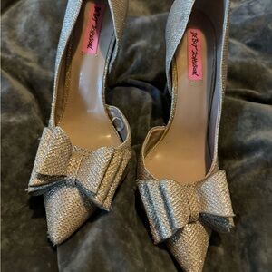 Betsy Johnson gold glitter bow heels! Size 8.5